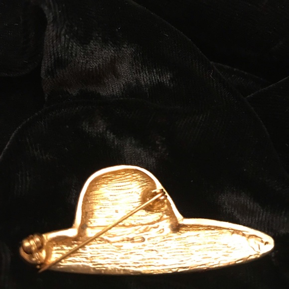 ENAMEL BROOCH RED HAT CELEBRATION BROOCH. - Picture 3 of 3